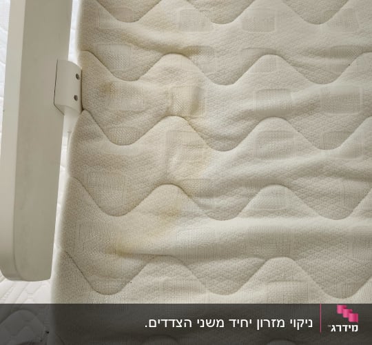 מזרן עם כתם בצבע חום בהיר